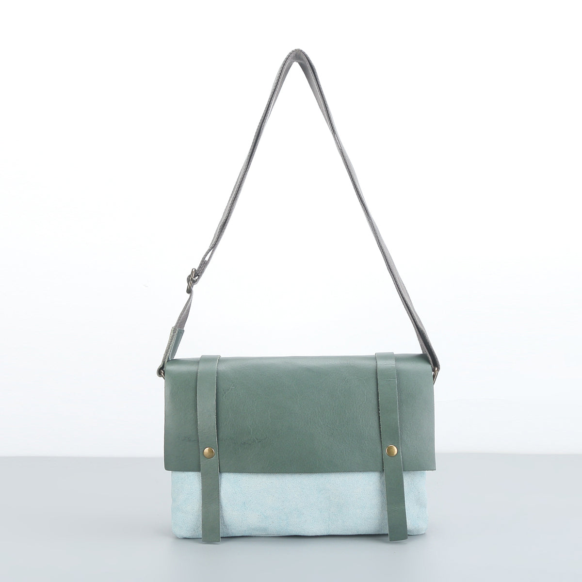 Cambridge Canvas Messenger Bag